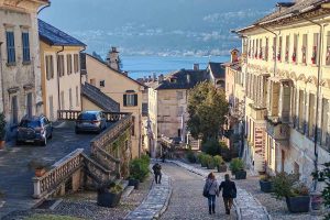 Borghi romantici: Orta San Giulio. Coppia che si tiene per mano passeggiando