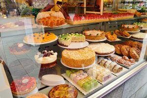 pasticceria artigianale piemontese. Dolci tipici piemontesi al bancone in vista.