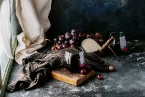 Enogastronomia piemontese. vino rosso e formaggio toma