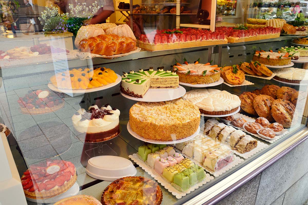 pasticceria artigianale piemontese. Dolci tipici piemontesi al bancone in vista.